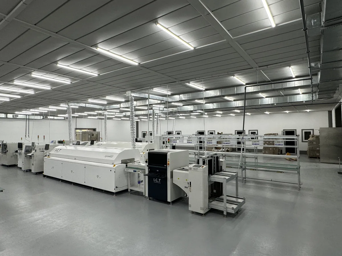 Полностью автоматизированная линия SMT/SMD в цехе: принтер, установщики, печь оплавления и система контроля
